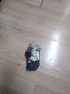 99 00 01 02 03 04 Jeep Grand Cherokee OEM RH passenger rear door latch - Picture 1 of 6