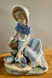 Statuina porcellana NAO Lladro "Latte per il gatto" n.:284 - Foto 1 di 7