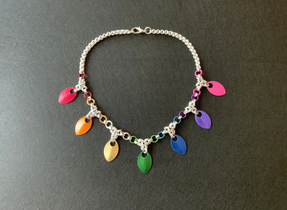 Collar de correo escala gotas arco iris Foto 1 de 1