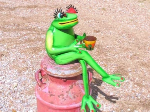 Metallkunst Kaffeefrosch, Trödeleisen, sitzt auf Regal, Stuhl, Garten Blumen Design - Bild 1 von 8