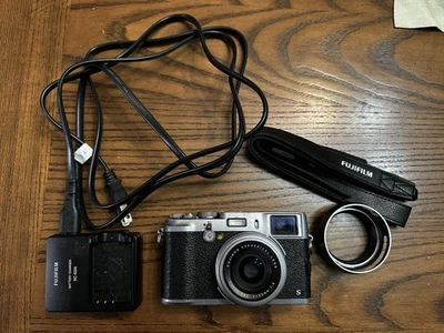 Paquete de cámara digital Fujifilm X100S 16,3 MP plateada 8,5 k obturador probado Foto 1 de 3