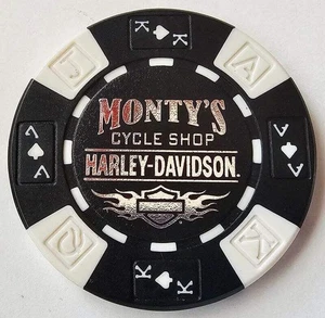 MONTY'S HARLEY-DAVIDSON CON Bridgewater MA Negro/Blanco AKQJ Sig Poker Chip RENOMBRADO - Imagen 1 de 2
