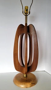 Vintage Mid Century Modern dimensionale geschnitzte Holz MCM Tischlampe 35" - Bild 1 von 12