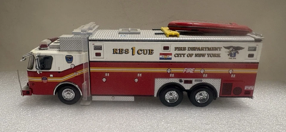 Réplica de camión Code 3 E One Rescue FDNY  Foto 1 de 4