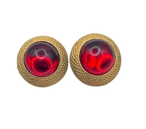 Vintage '80s Textured Gold Tone Dome Ruby Red Faux Gripoix Clip On Earrings - Picture 1 of 3