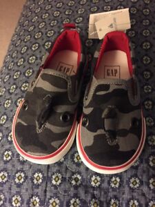 NWT GAP Baby Toddler Boys Gray Shark Fin Size US 5 Slip-On Sneakers Shoes