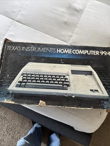 Texas Instruments 99/4A avec boite non testé mais allumé. Sans cordon d'alimentation. - Photo 1/9