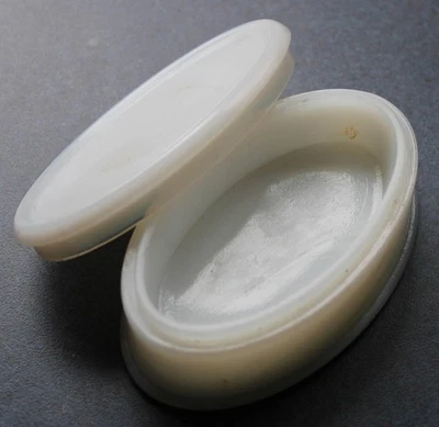 Tarro de crema de belleza ovalado de vidrio de leche vintage con tapa de vidrio original Foto 1 de 4