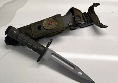 Medalhão e bainha de lâmina/serra fixa militar M9 Phrobis III (1989)-EUA - Imagem 1 de 4