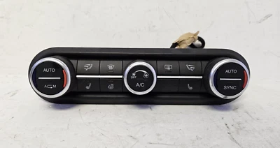 2017 阿尔法罗密欧朱利亚中心堆叠收音机和暖通空调控制原始设备制造商 — 第 1/4 张图片