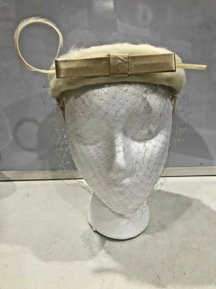 Mujeres Hecho a Mano Vintage Años 50 Marfil/Beige Imitación Piel Casco Sombrero Juliette Gorra J1 Foto 1 de 4