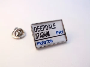PRESTON NORTH END STADIUM STRASSENSCHILD REVERSNADEL ABZEICHEN GESCHENK - Bild 1 von 1