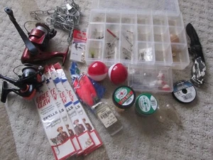 Lote vintage de cosas de pesca: ganchos, pivotes, bobbers, línea, estuche, carretes, etc. - Imagen 1 de 6