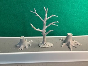 Lotto Playset Vintage Marx Flintstones Ceppi Albero Grigio e Albero Morto - Foto 1 di 4