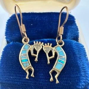 Pendientes Kokopelli con incrustación turquesa ópalo fuego tono bronce nativo americano - Imagen 1 de 7