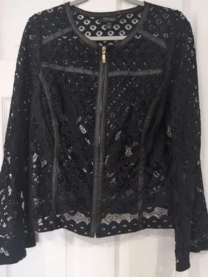 Camisa Thalia Sodi Negra de Encaje Transparente para Mujer con Cremallera Manga Larga Campana Elegante  Foto 1 de 4