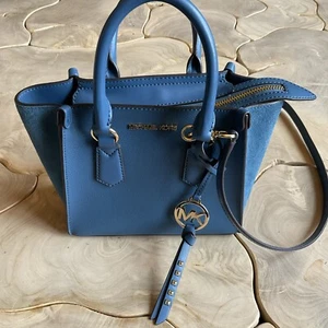 Michael Kora Kris kleine Leder Umhängetasche blau Chambray Crossbody gold Logo Nieten - Bild 1 von 9