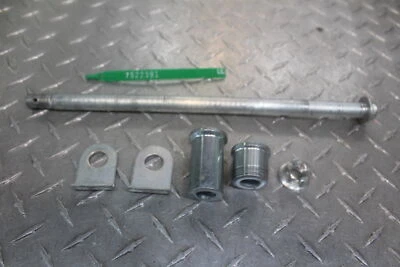 2007 SUZUKI GZ250 REAR AXLE  RIM PIVOT BOLT AXEL W/SPACERS 64711-12F11 - Imagem 1 de 4