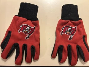 Tampa Bay Buccaneers Red Gloves Bucs NFL Winter Sports Utility Football Cold Guy - Picture 1 of 3