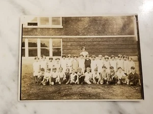 1900s School Class Picture - Check Out The Boy In Glasses! - Picture 1 of 9