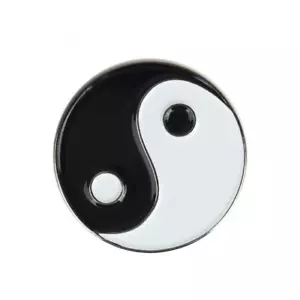 Black and White Yin Yang Enamel Pin Badge Lapel Brooch Jewellery Gift - Foto 1 di 1