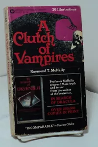 A Clutch of Vampires by Raymond T McNally -Warner 59-821 -1975 - Imagen 1 de 2