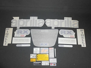 NUEVO JUEGO DE CALCOMANÍAS AP8247210 APRILIA RX 50 1997 AZUL Y ALUMINIO GENUINO APRILIA RX 50 - Imagen 1 de 7