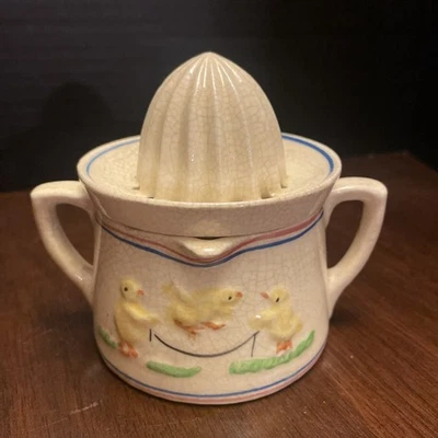 VINTAGE BAMBINO 2 MANICI ALESATORE/SPREMIAGRUMI CON PULCINI CORDA SALTO GW Co. (A) - Immagine 1 di 4