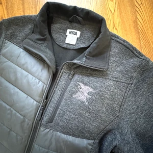 Chaqueta NRA Gris Cremallera Completa Polar Puffer Bordado Logo Para Hombre Talla L - Imagen 1 de 6