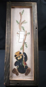 Arte artesanal pintado rústico enmarcado - Oso de baño exterior - Divertido/humoroso - Imagen 1 de 5