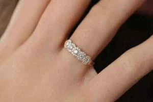 Precioso anillo de compromiso de diamantes simulados de corte redondo de 2 quilates enchapado en oro amarillo de 14 k - Imagen 1 de 9