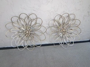 Juego de dos colgadores de pared con flores de metal dorado - Imagen 1 de 12