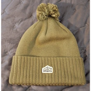 NWOT Patagonia Beanie UNISEX OSFA Olive Green Pom Outdoor Gorpcore Nature Cozy - Picture 1 of 5
