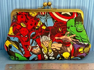 Bolso de mano Kisslock hecho a mano de Marvel Comics con correa de cadena - Imagen 1 de 6