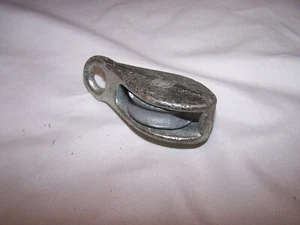 Pequeña polea de hierro fundido de 3,25" de largo - Imagen 1 de 4