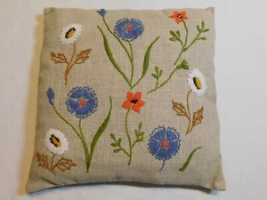 VTG CREWEL EMBROIDERED PILLOW FLORAL BURLAP FLOWERS HANDMADE 12" x 12" - Picture 1 of 7