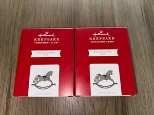 Neu 2021 (2) Hallmark Andenken Ornament Schaukelpferd Geschenk - Bild 1 von 1