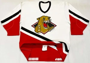 Camiseta deportiva de hockey vintage CCM auténtica Prince George Cougars WHL talla 48 cosida en blanco - Imagen 1 de 9