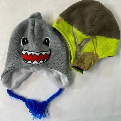 Bundle 2 儿童冬季帽子灰色鲨鱼针织热拍绿色棕色迷彩 OS 4-7 — 第 1/4 张图片