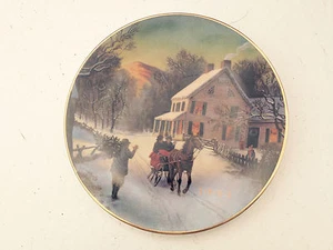 AVON VINTAGE1988 HOME 4 THE HOLIDAYS COLLECTIBLE CHRISTMAS PLATE 22K GOLD TRIM - Picture 1 of 3