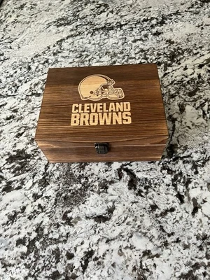 Conjunto de utensílios em caixa de madeira Cleveland Browns, com copos e cubos - The Memory Co. - Imagem 1 de 4