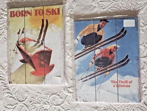 Carteles repro de colección: madera rústica "Nacido para esquiar" decoración de cabina arte de pared conjunto de 2 NUEVO - Imagen 1 de 11