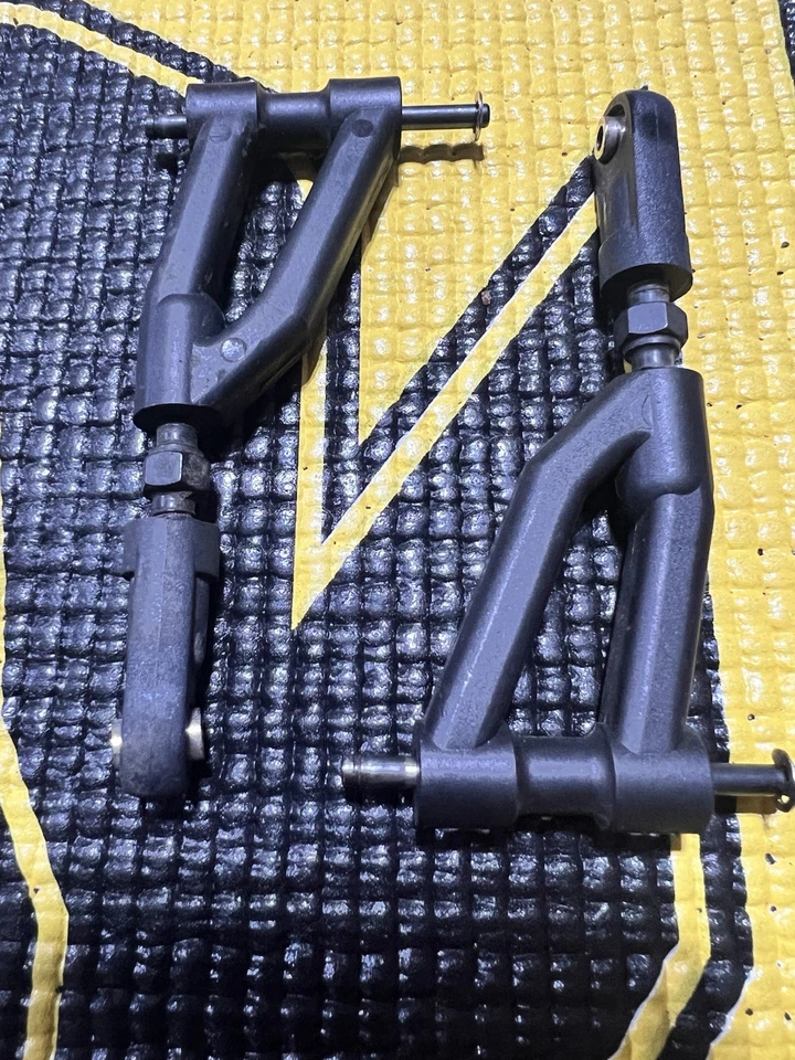 Braços de controle dianteiros superiores OFNA 40016 Ravager 4.6 com 36690 extremidades esféricas - Usado - Imagem 1 de 1