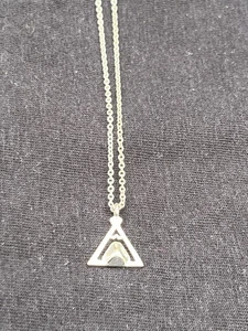 Silberfarbene Halskette mit kleinem Anhänger in Dreiecksform - Bild 1 von 5