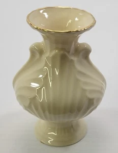 AP) Florero vintage de porcelana decorado con plumas detalles en tono dorado - Imagen 1 de 9