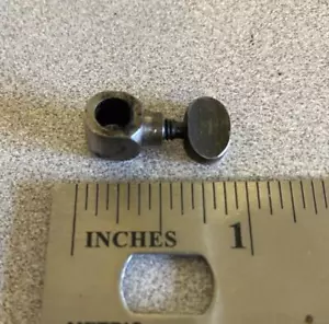 Parte de máquina de coser Vibrating Shuttle #2 (1888) - abrazadera de aguja y tornillo para pulgar - Imagen 1 de 1