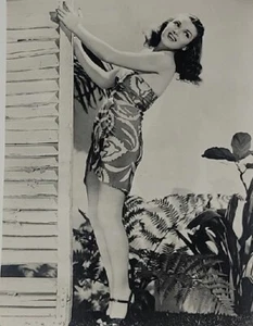 Tarjeta de intercambio de cigarrillos Godfrey Philips Ltd. Dolores Casey c.1940 pastel de queso pinup - Imagen 1 de 3