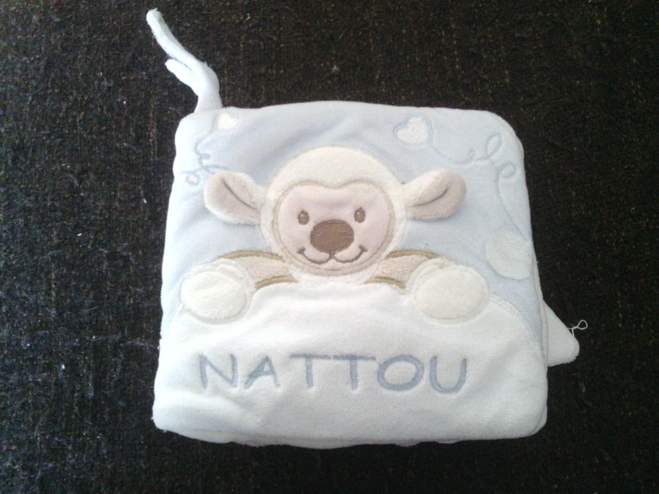 doudou livre d'éveil mouton NATTOU carré épais de 4 pages bleu blanc beige TTBE - Photo 1/1