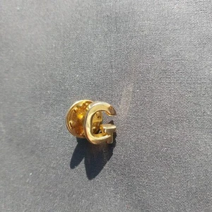 'G' Initial Letter Gold Toned Lapel Hat Jacket Pin - Picture 1 of 1