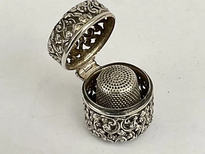 Antiguo dedal Charles Horner de plata 1909 Chester con estuche de dedal de plata Foto 1 de 4